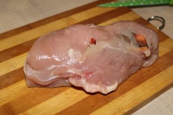 название картинки Новогодняя курица фаршированная сыром в духовке