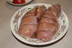 название картинки Новогодняя курица фаршированная сыром в духовке