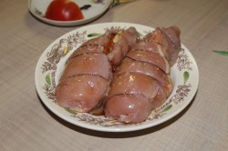 название картинки Новогодняя курица фаршированная сыром в духовке