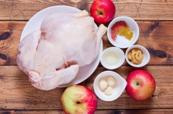 Курица фаршированная яблоками в духовке целиком