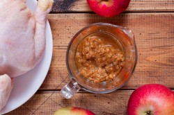 Курица фаршированная яблоками в духовке целиком