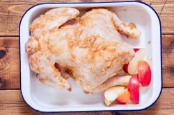 Курица фаршированная яблоками в духовке целиком