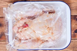 Курица фаршированная яблоками в духовке целиком