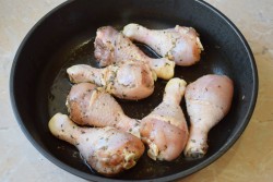 название картинки Курица на сковороде с корочкой