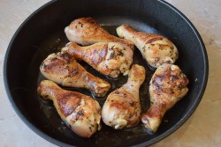 название картинки Курица на сковороде с корочкой