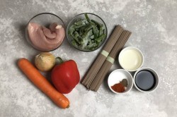 Курица с гречневой лапшой - шаг 1