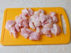 название картинки Курица с грибами на сковороде