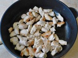название картинки Курица с грибами на сковороде