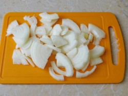 название картинки Курица с грибами на сковороде