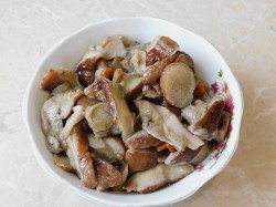 название картинки Курица с грибами на сковороде