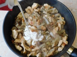 название картинки Курица с грибами на сковороде