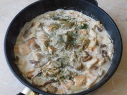 название картинки Курица с грибами на сковороде