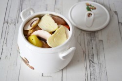 Курица с грибами в горшочке