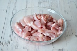 Курица с грибами в горшочке