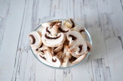 Курица с грибами в горшочке