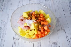 Курица с грибами в горшочке