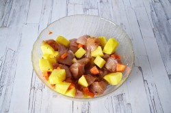 Курица с грибами в горшочке