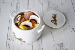 Курица с грибами в горшочке