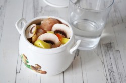 Курица с грибами в горшочке