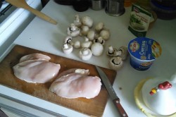 название картинки Курица с шампиньонами в сметане на сковороде