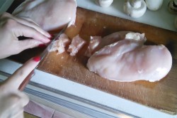 название картинки Курица с шампиньонами в сметане на сковороде