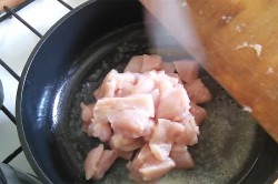 название картинки Курица с шампиньонами в сметане на сковороде