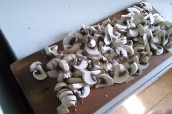 название картинки Курица с шампиньонами в сметане на сковороде