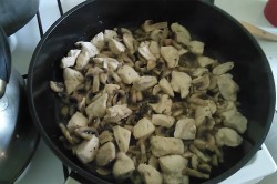 название картинки Курица с шампиньонами в сметане на сковороде