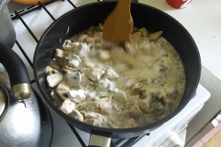 название картинки Курица с шампиньонами в сметане на сковороде