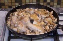 Курица с грибами в сметанном соусе