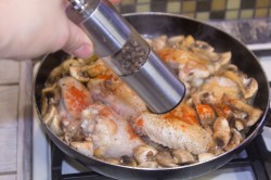 Курица с грибами в сметанном соусе