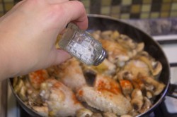 Курица с грибами в сметанном соусе