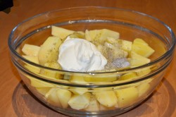 Курица с картошкой в сметане в духовке