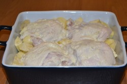 Курица с картошкой в сметане в духовке
