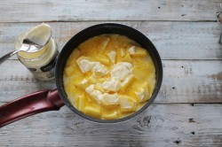 название картинки Тушеная курица с картошкой в сметане