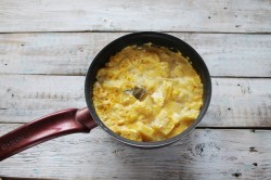 название картинки Тушеная курица с картошкой в сметане