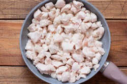 Курица с консервированными шампиньонами тушеная