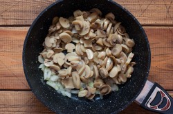 Курица с консервированными шампиньонами тушеная