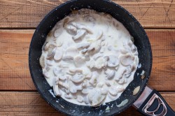 Курица с консервированными шампиньонами тушеная