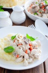 Курица с консервированными шампиньонами тушеная