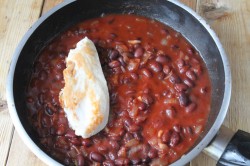 Курица с красной фасолью