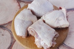 Курица с луком на сковороде жареная - шаг 1