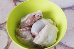 Курица с луком на сковороде жареная - шаг 2