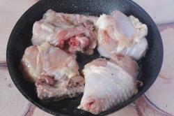 Курица с луком на сковороде жареная - шаг 3