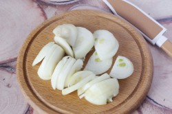 Курица с луком на сковороде жареная - шаг 5