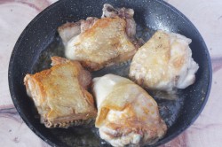 Курица с луком на сковороде жареная - шаг 4