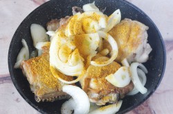 Курица с луком на сковороде жареная - шаг 6