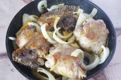 Курица с луком на сковороде жареная - шаг 7