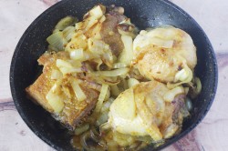 Курица с луком на сковороде жареная - шаг 8
