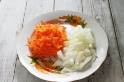 название картинки Курица с морковью и луком тушеная